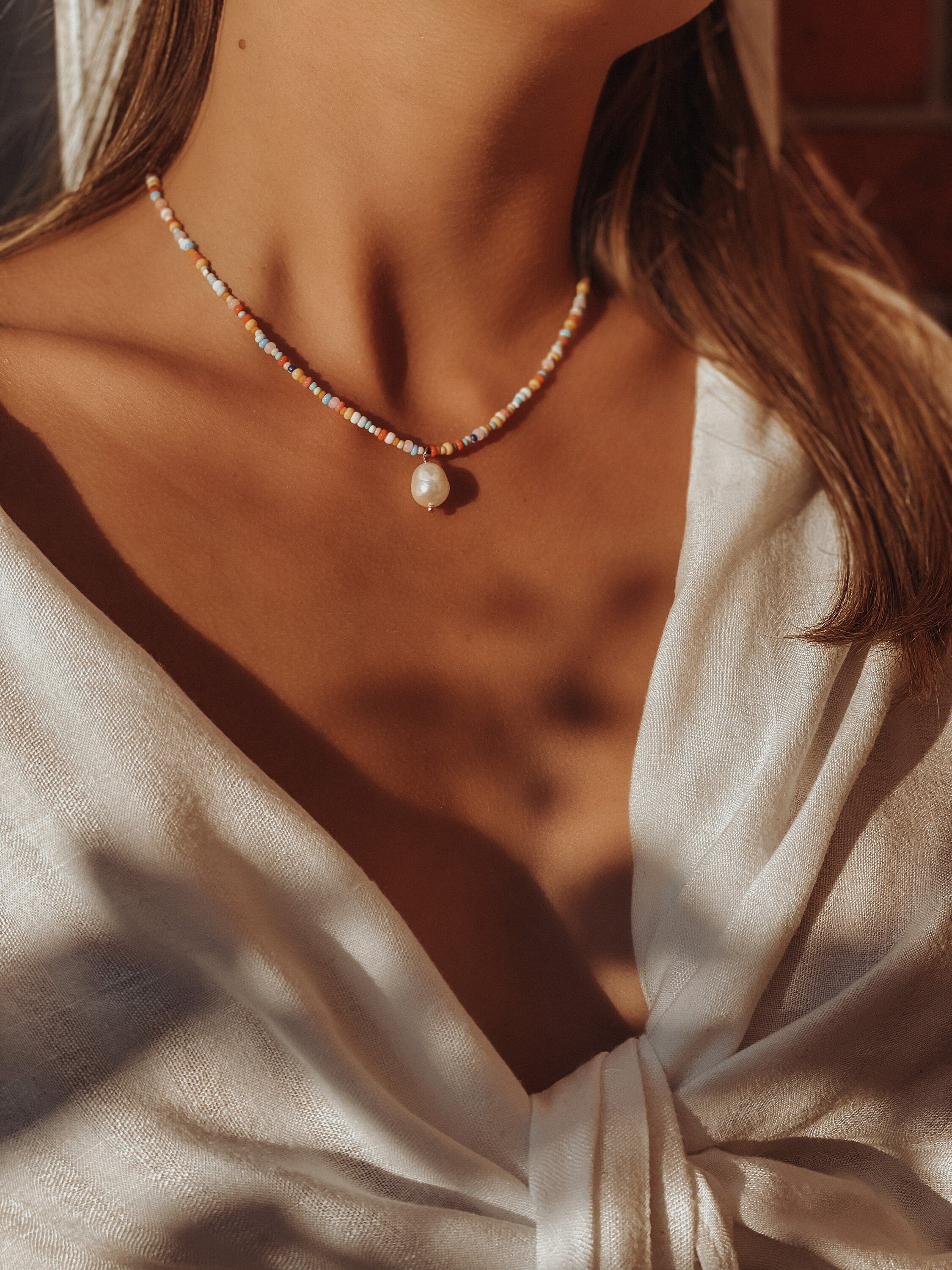 Leni Necklace | Bunte Kette mit Rocailles und Süßwasserperlen-Anhänger