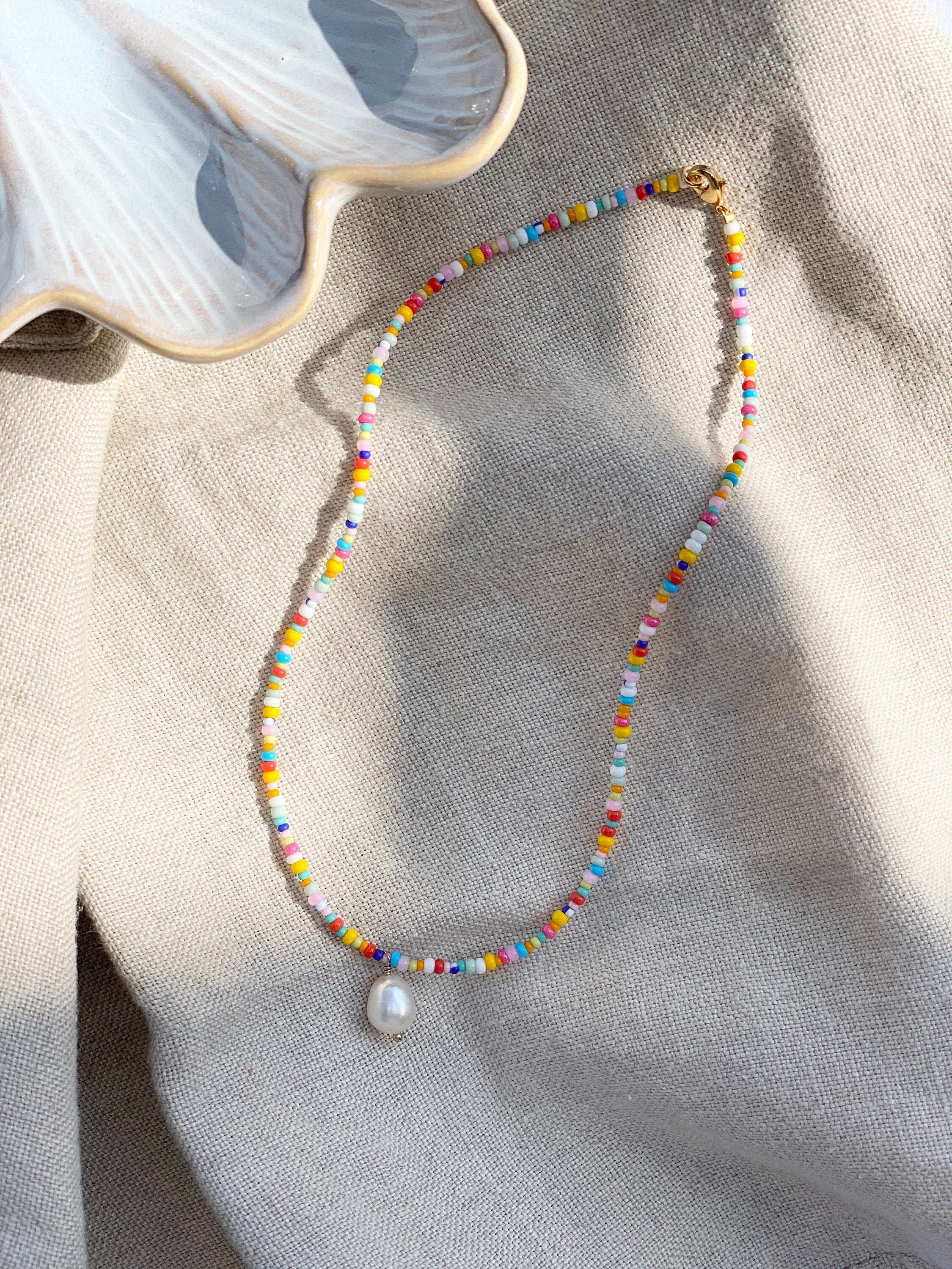 Leni Necklace | Bunte Kette mit Rocailles und Süßwasserperlen-Anhänger