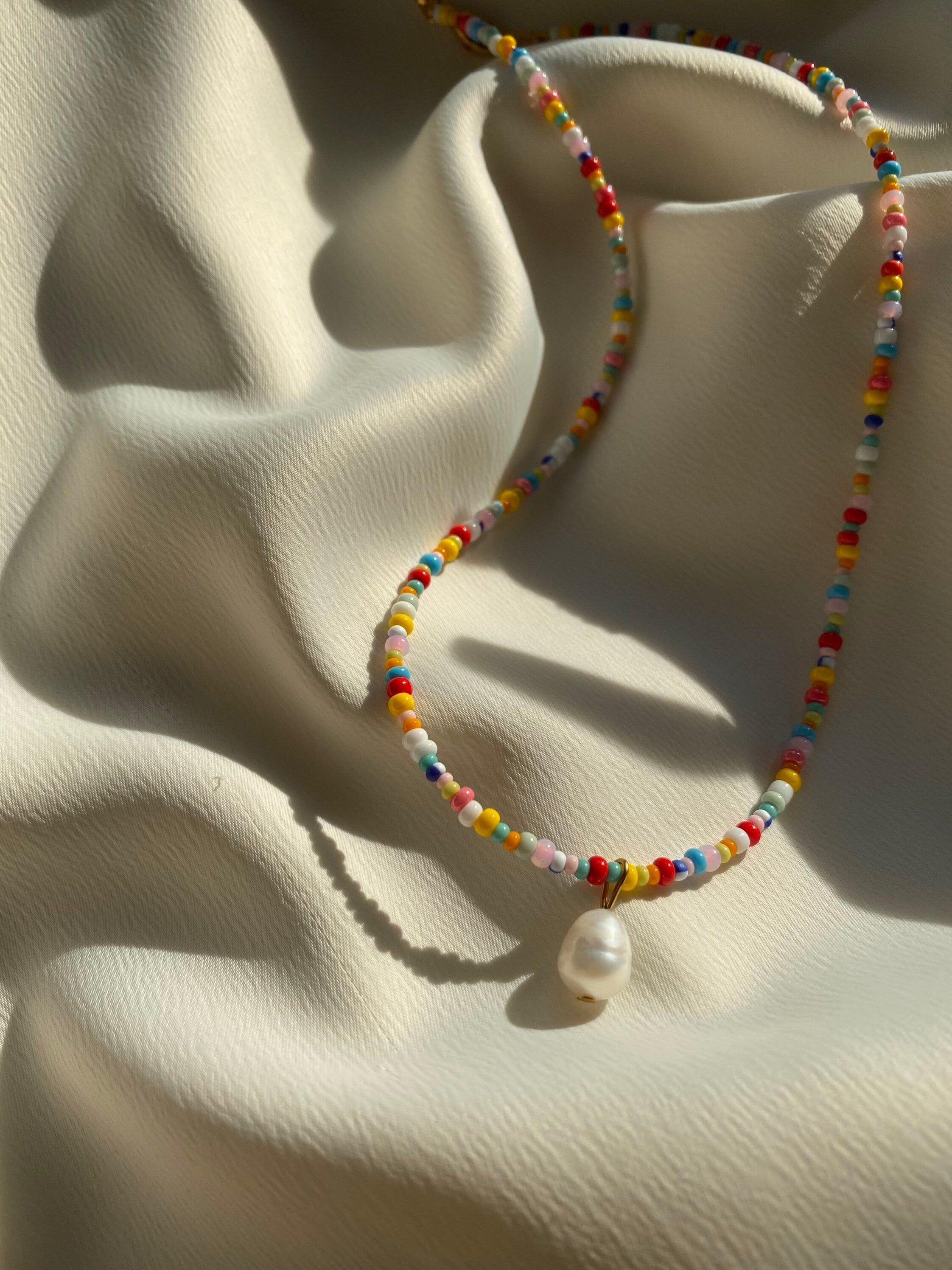 Leni Necklace | Bunte Kette mit Rocailles und Süßwasserperlen-Anhänger