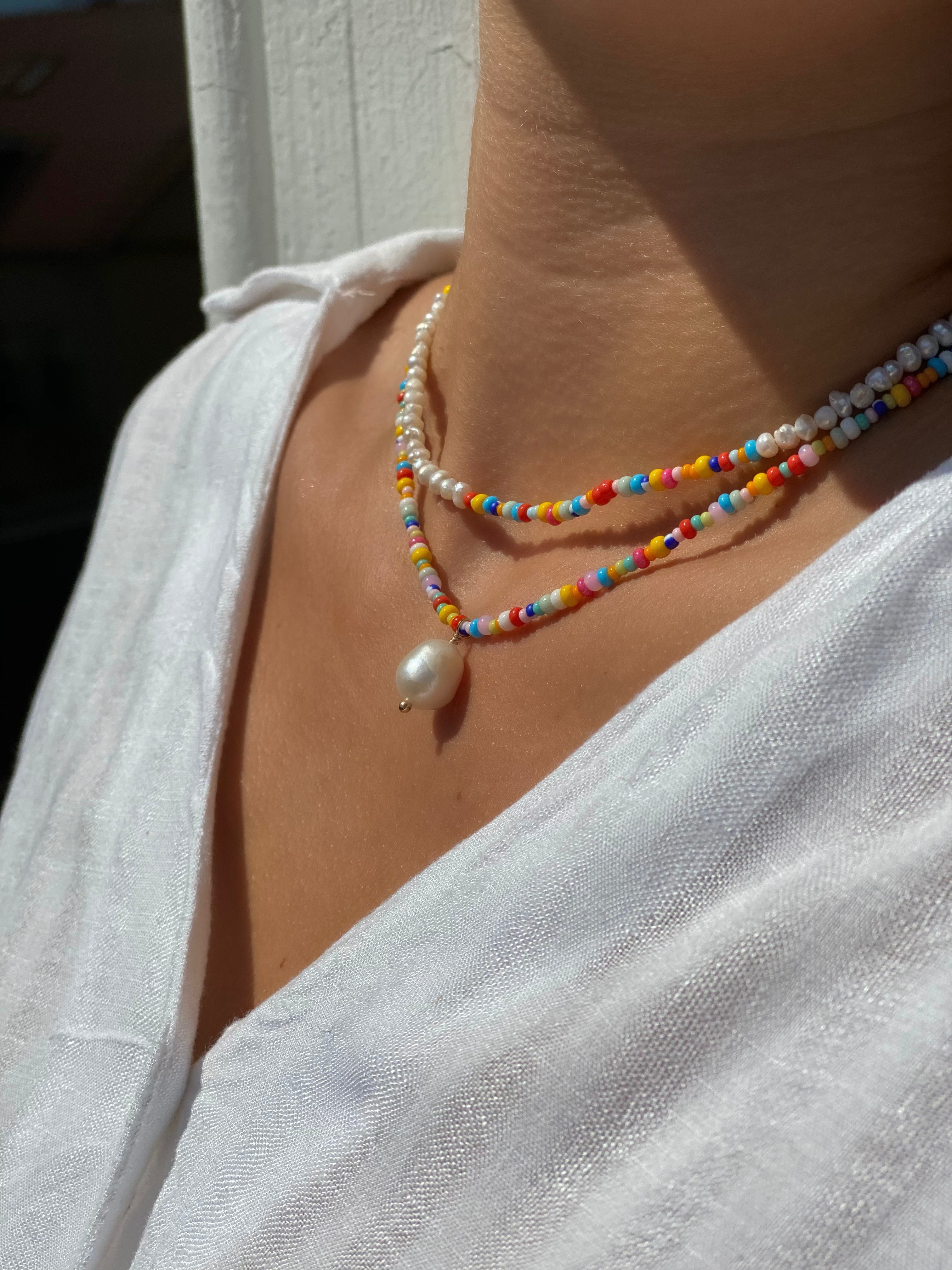 Leni Necklace | Bunte Kette mit Rocailles und Süßwasserperlen-Anhänger