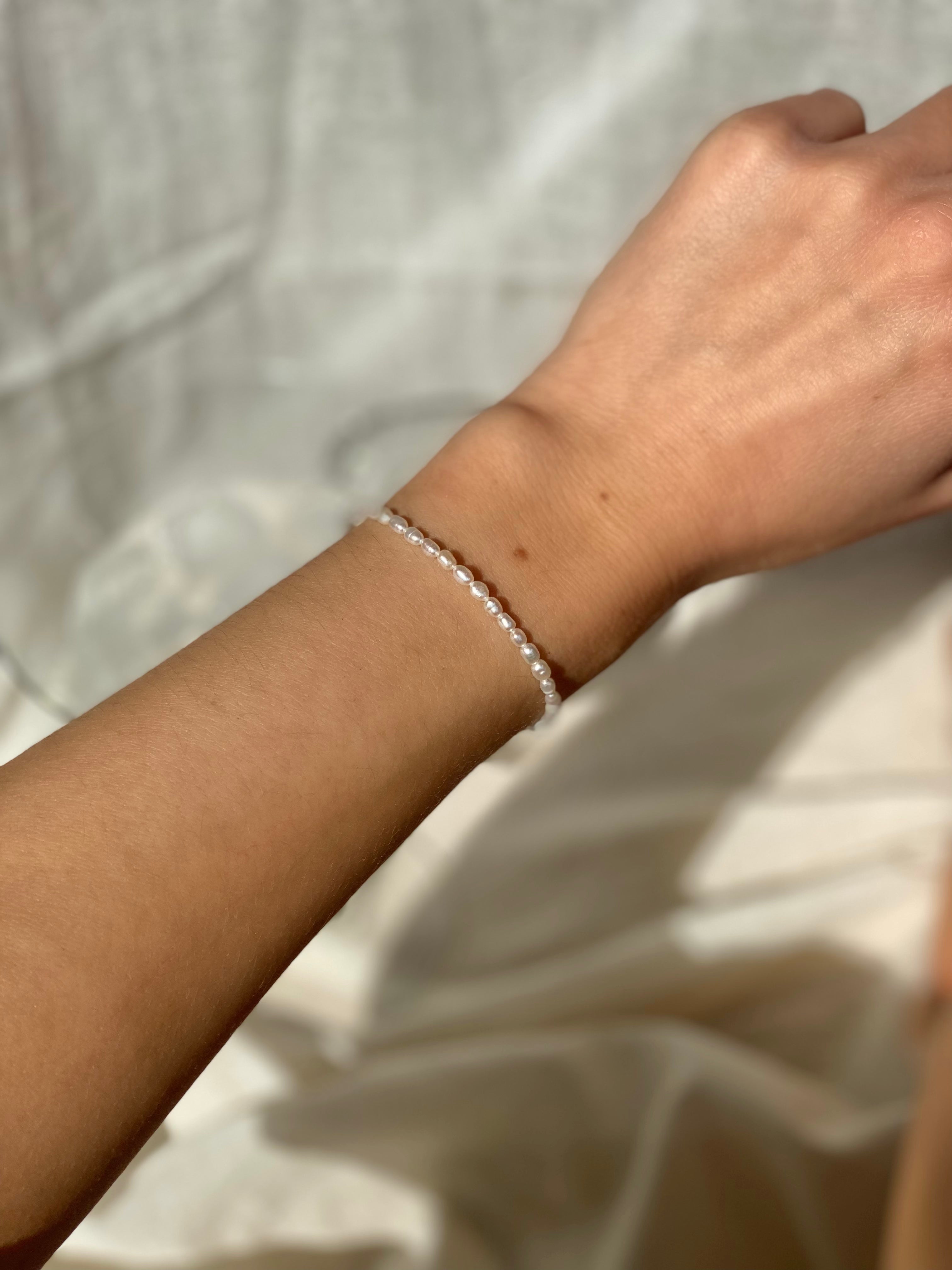 Tiny Pearl Bracelet | Armband aus kleinen reisförmigen Süßwasserperlen