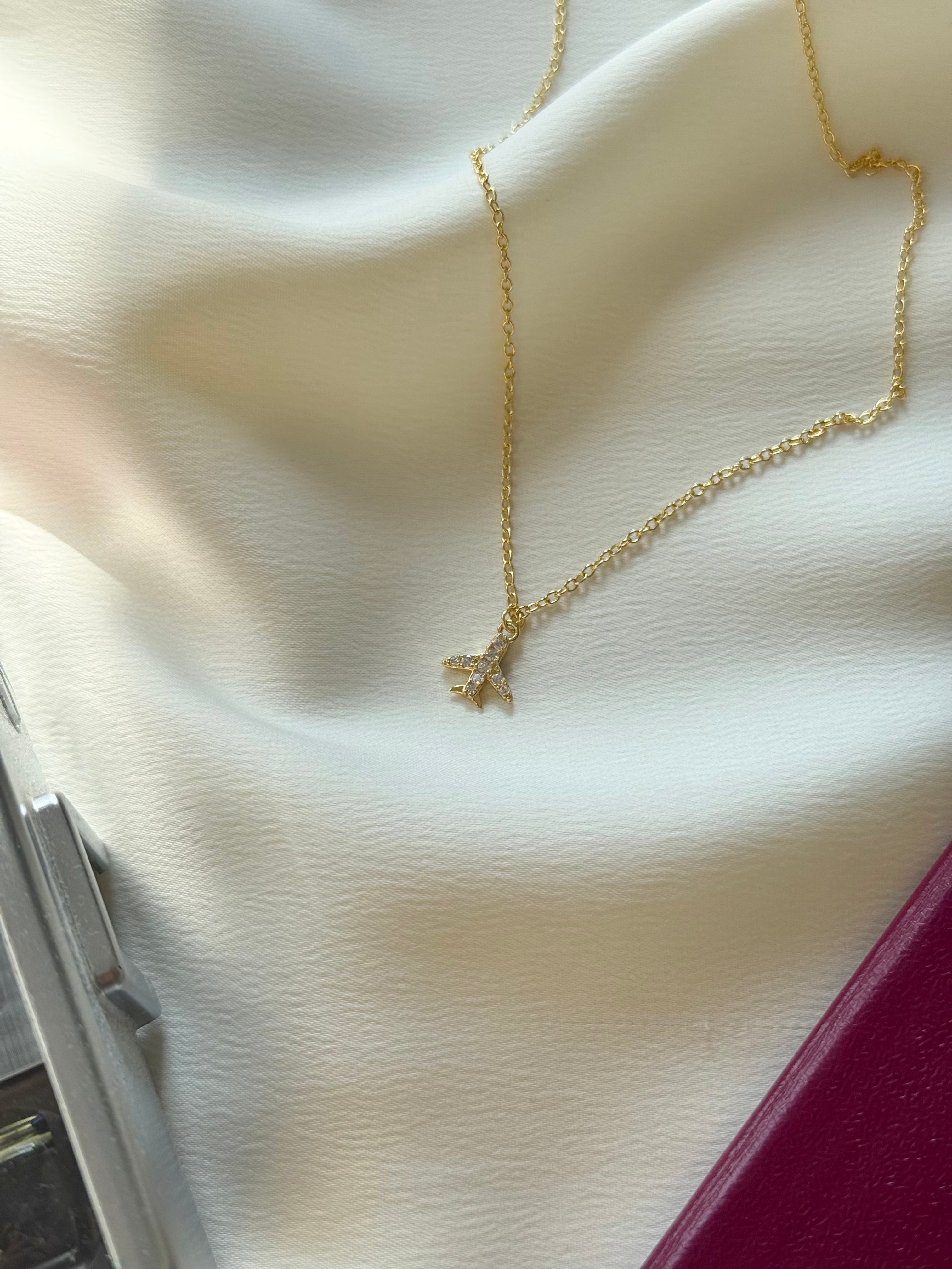 Fly Away Necklace | Kette mit Flugzeug-Anhänger