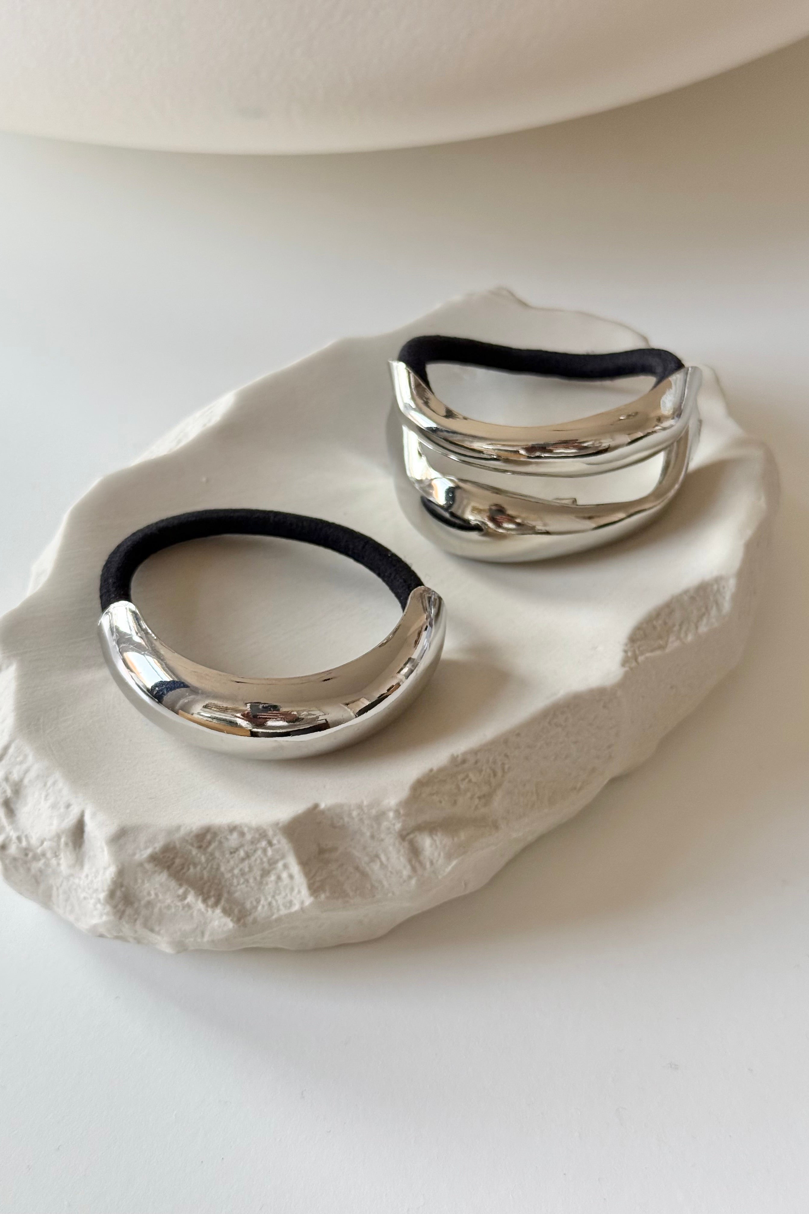 Haargummi mit Metall Silber