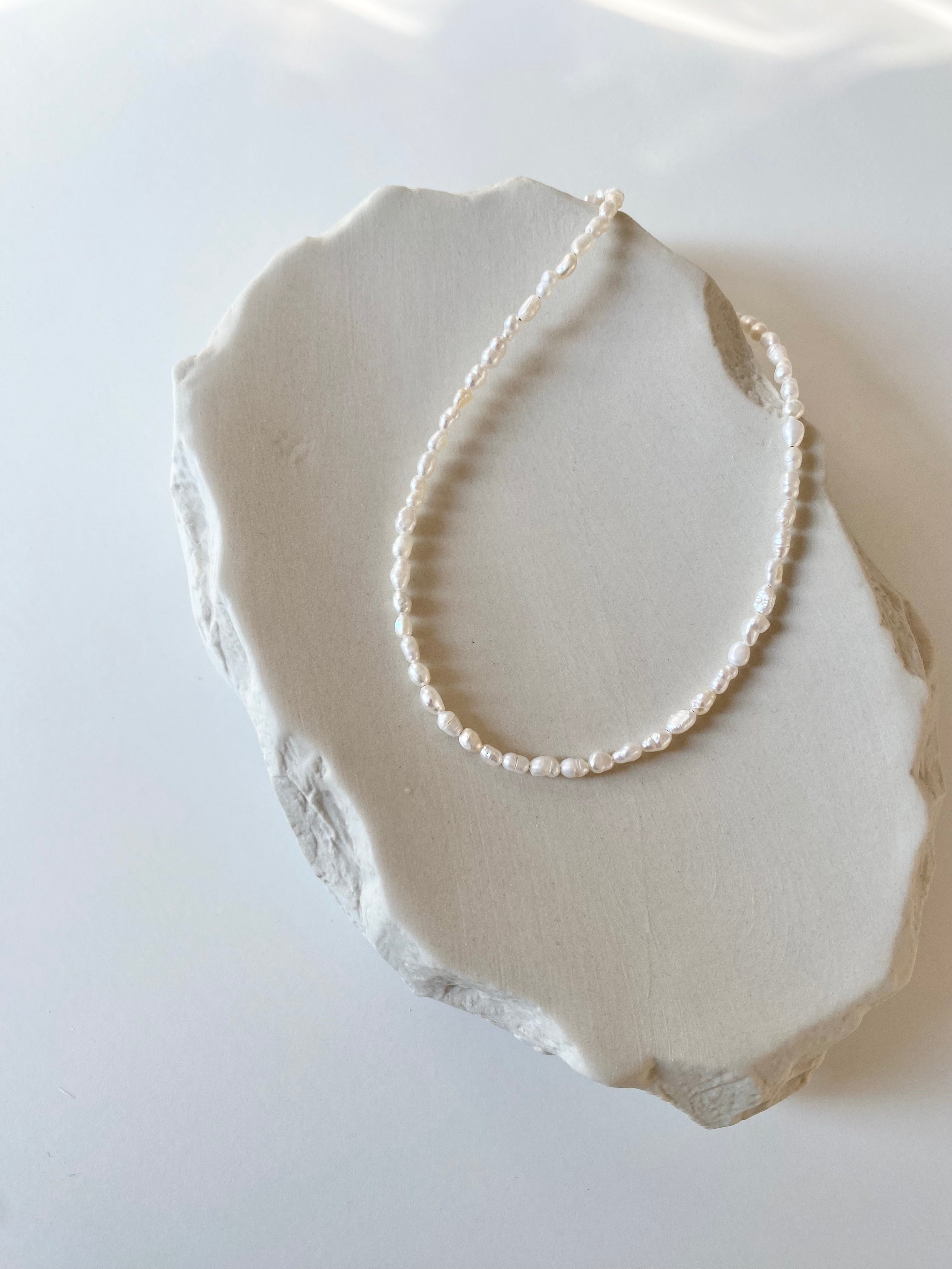 Tiny Pearl Choker | Choker mit reisförmigen Süßwasserperlen