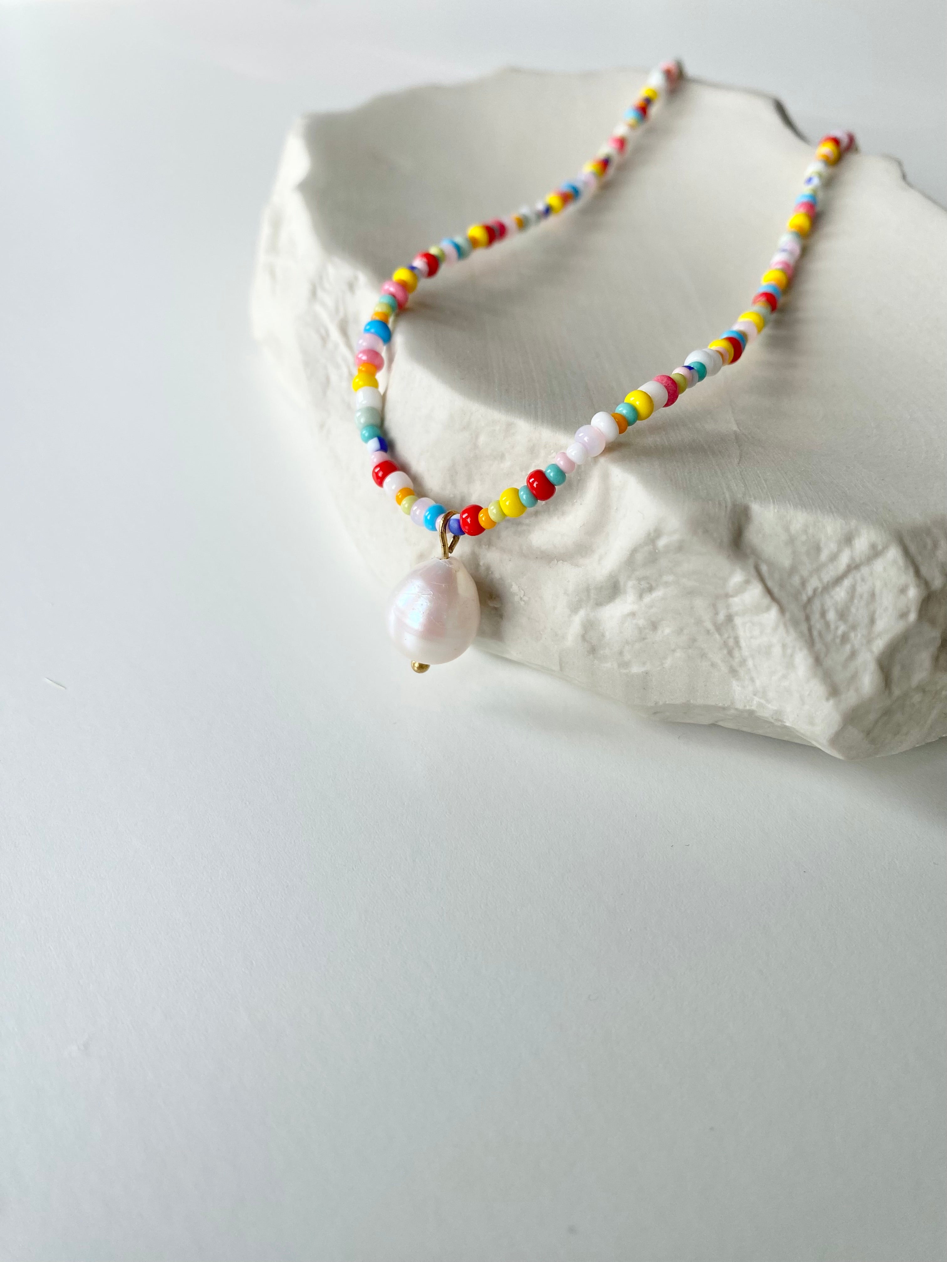 Leni Necklace | Bunte Kette mit Rocailles und Süßwasserperlen-Anhänger