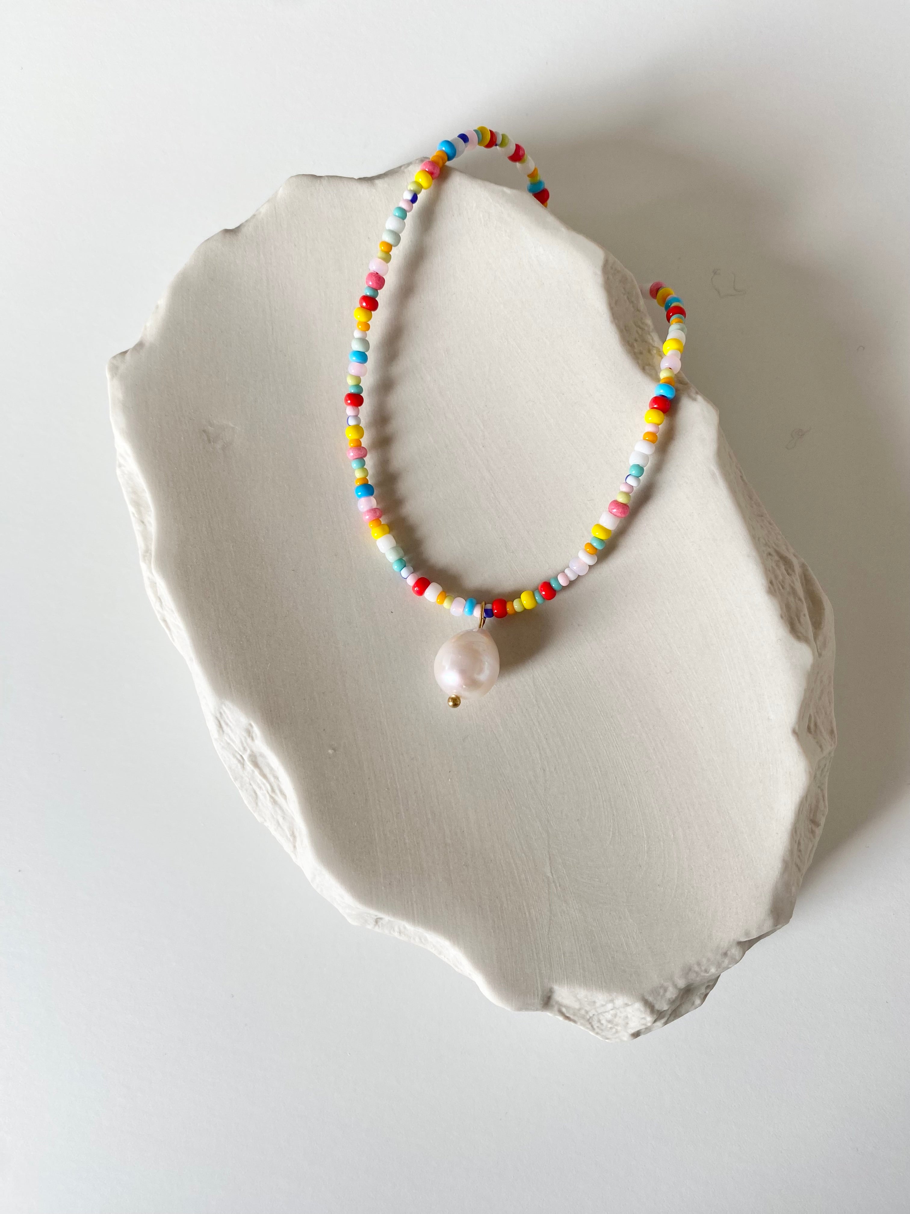 Leni Necklace | Bunte Kette mit Rocailles und Süßwasserperlen-Anhänger