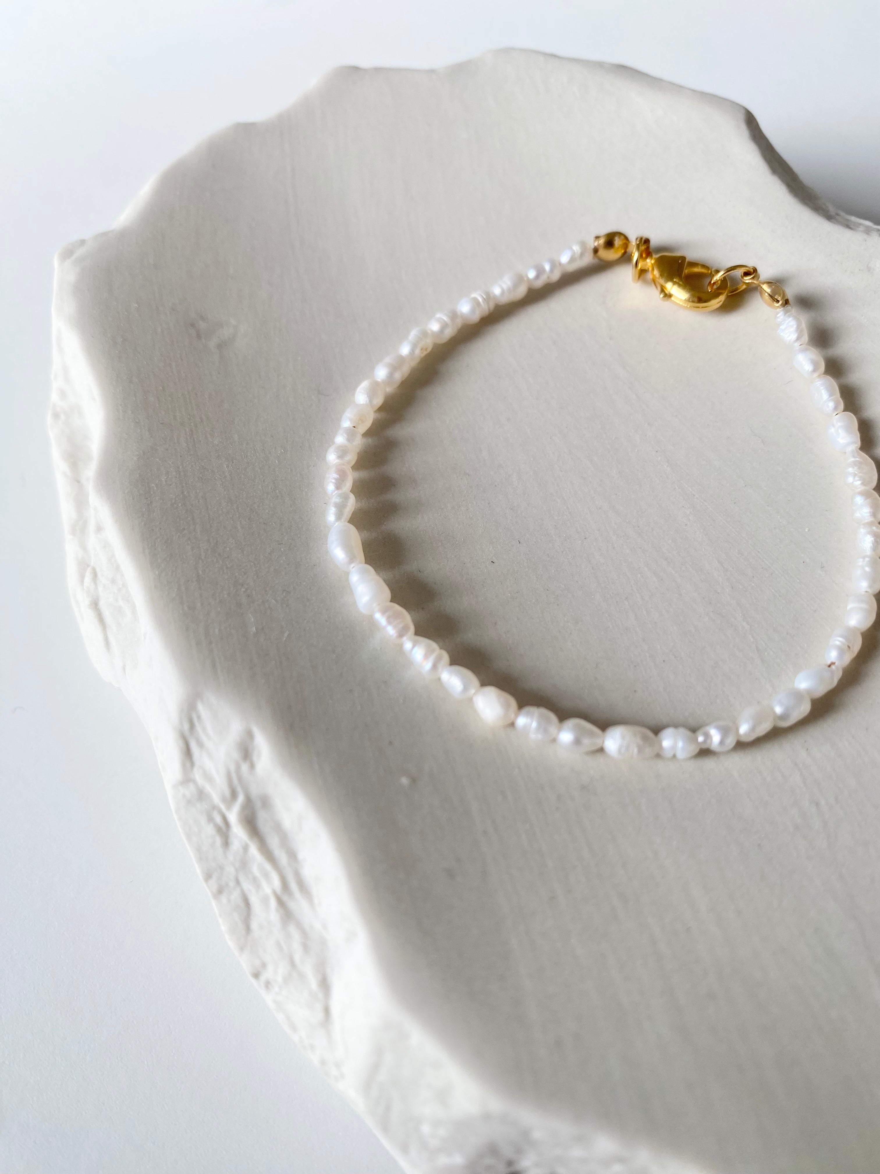 Tiny Pearl Bracelet | Armband aus kleinen reisförmigen Süßwasserperlen