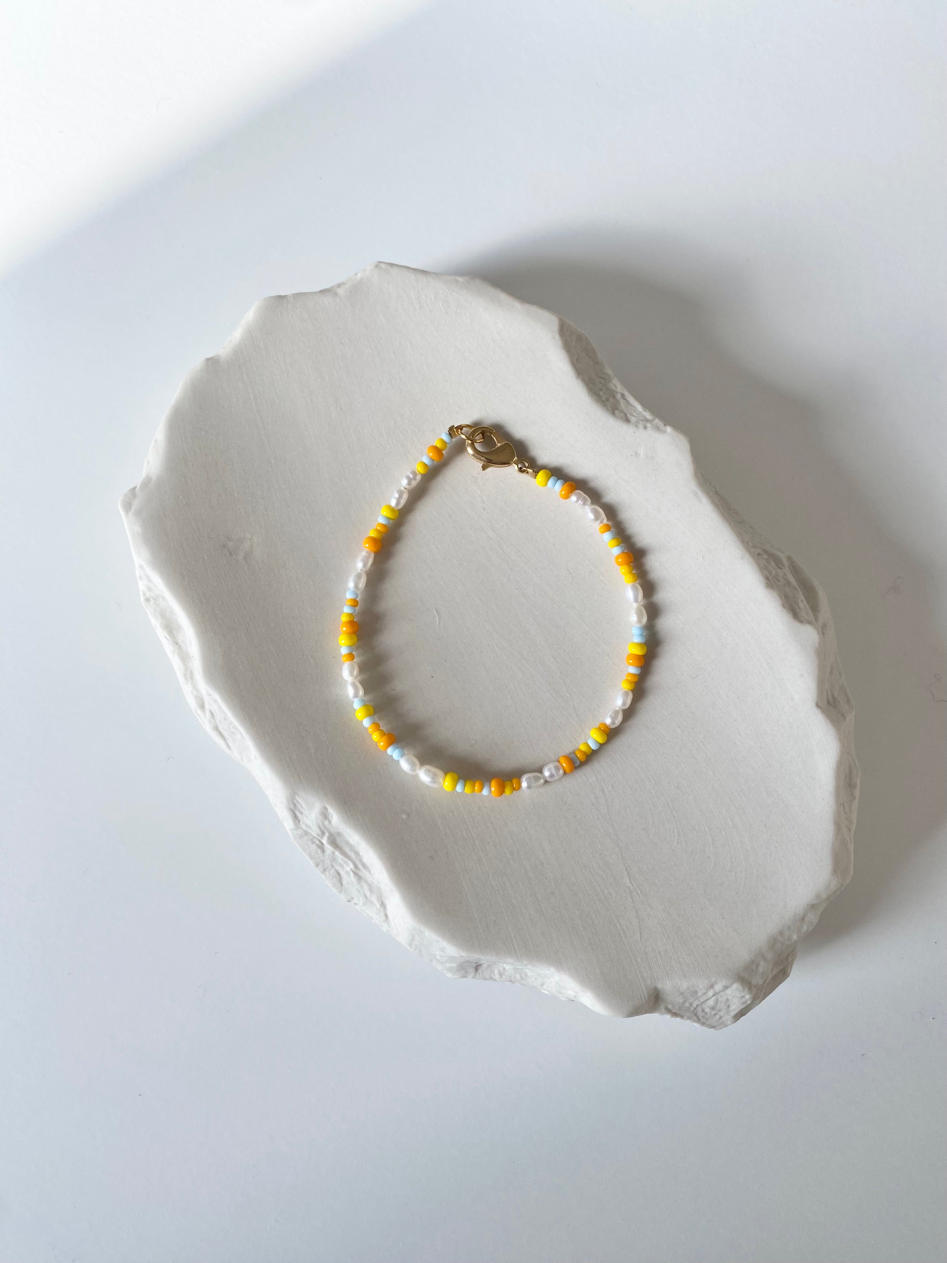 Sunflower Bracelet | Armband mit Süßwasserperlen und bunten Rocailles