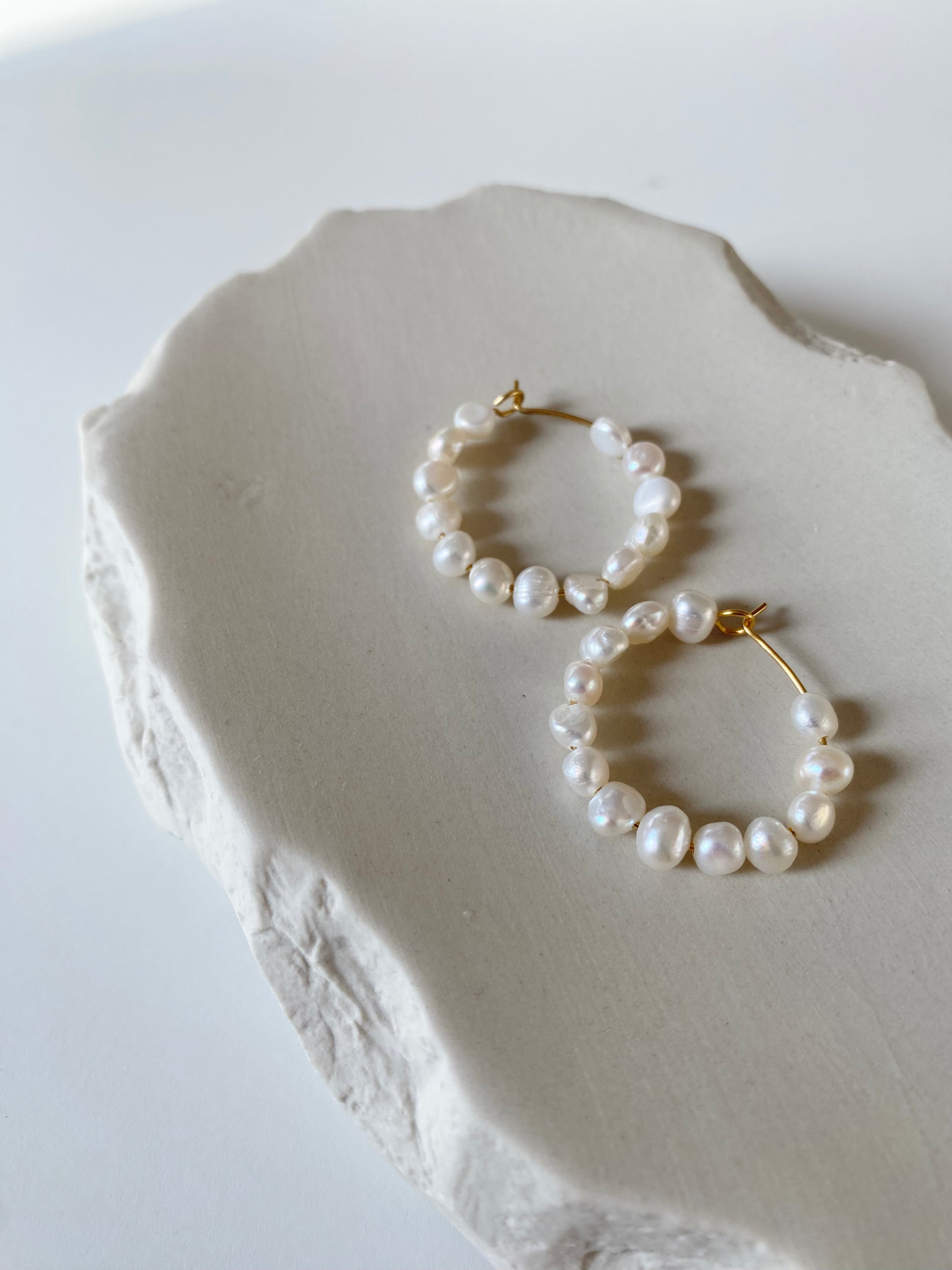 Daisy Earrings | Goldfarbene Creole mit Süßwasserperlen