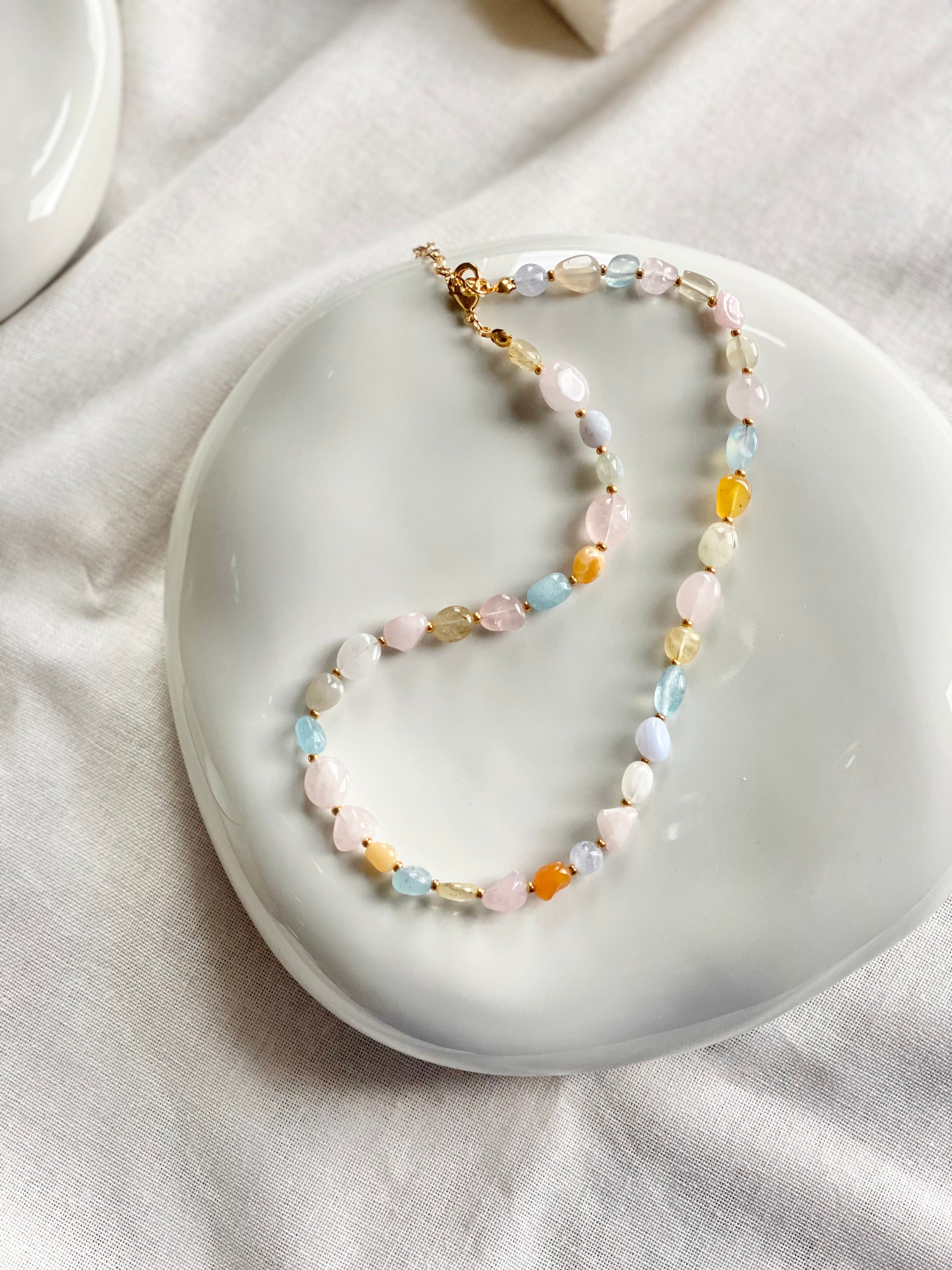 Tova Necklace | Pastellfarbene Edelsteinkette