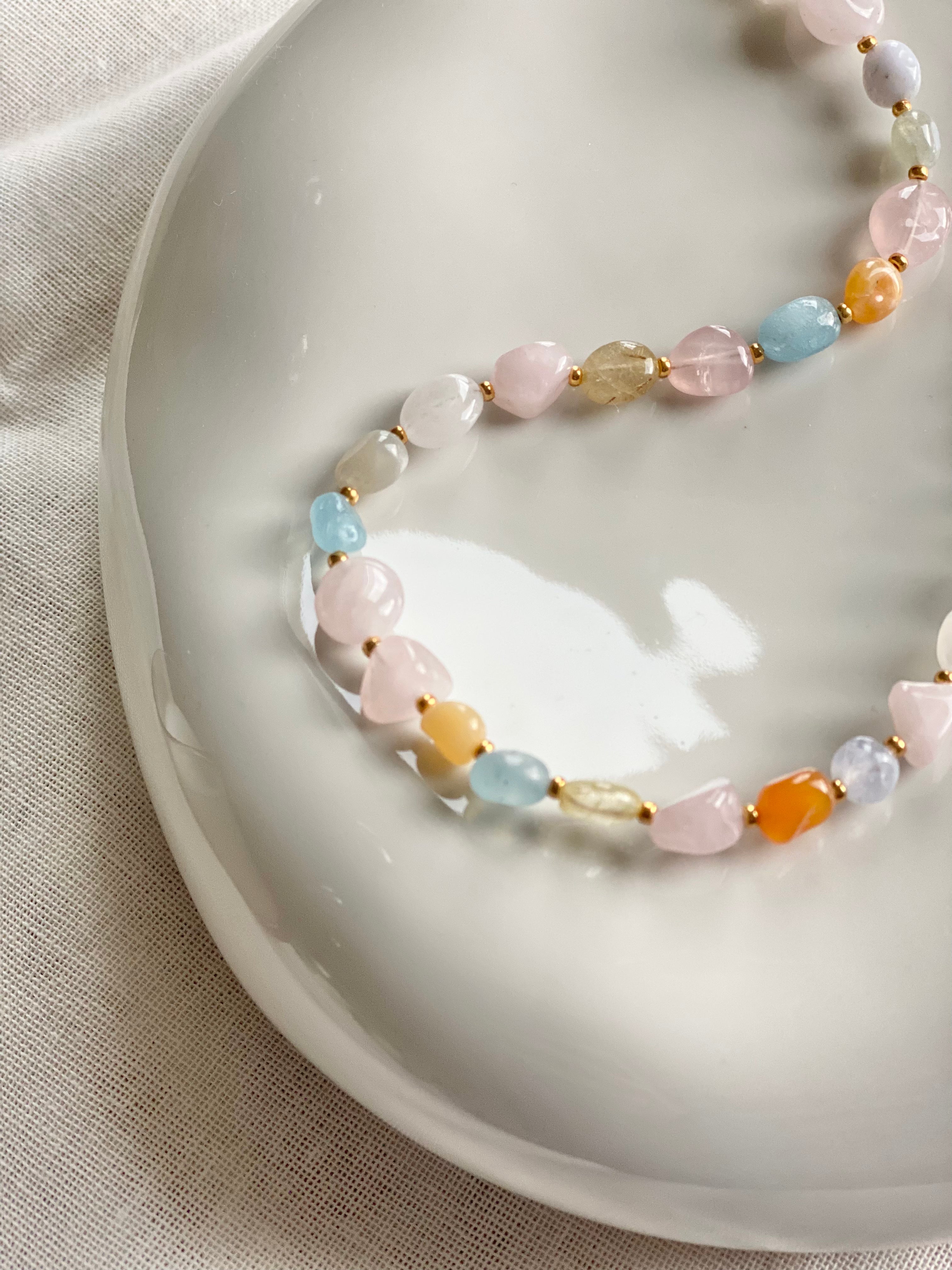 Tova Necklace | Pastellfarbene Edelsteinkette