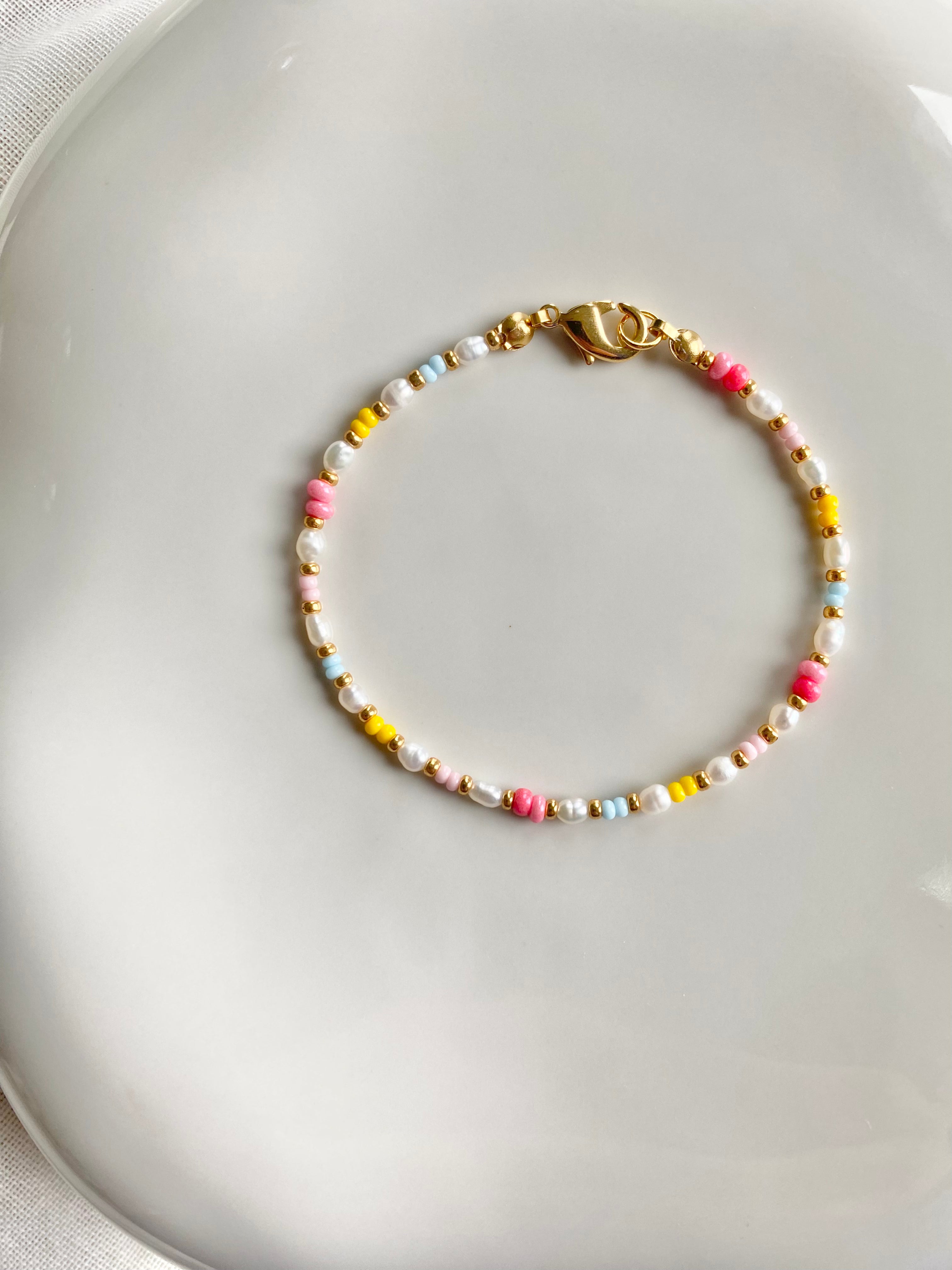 Xenia Bracelet | Armband mit Süßwasserperlen und bunten Rocailles