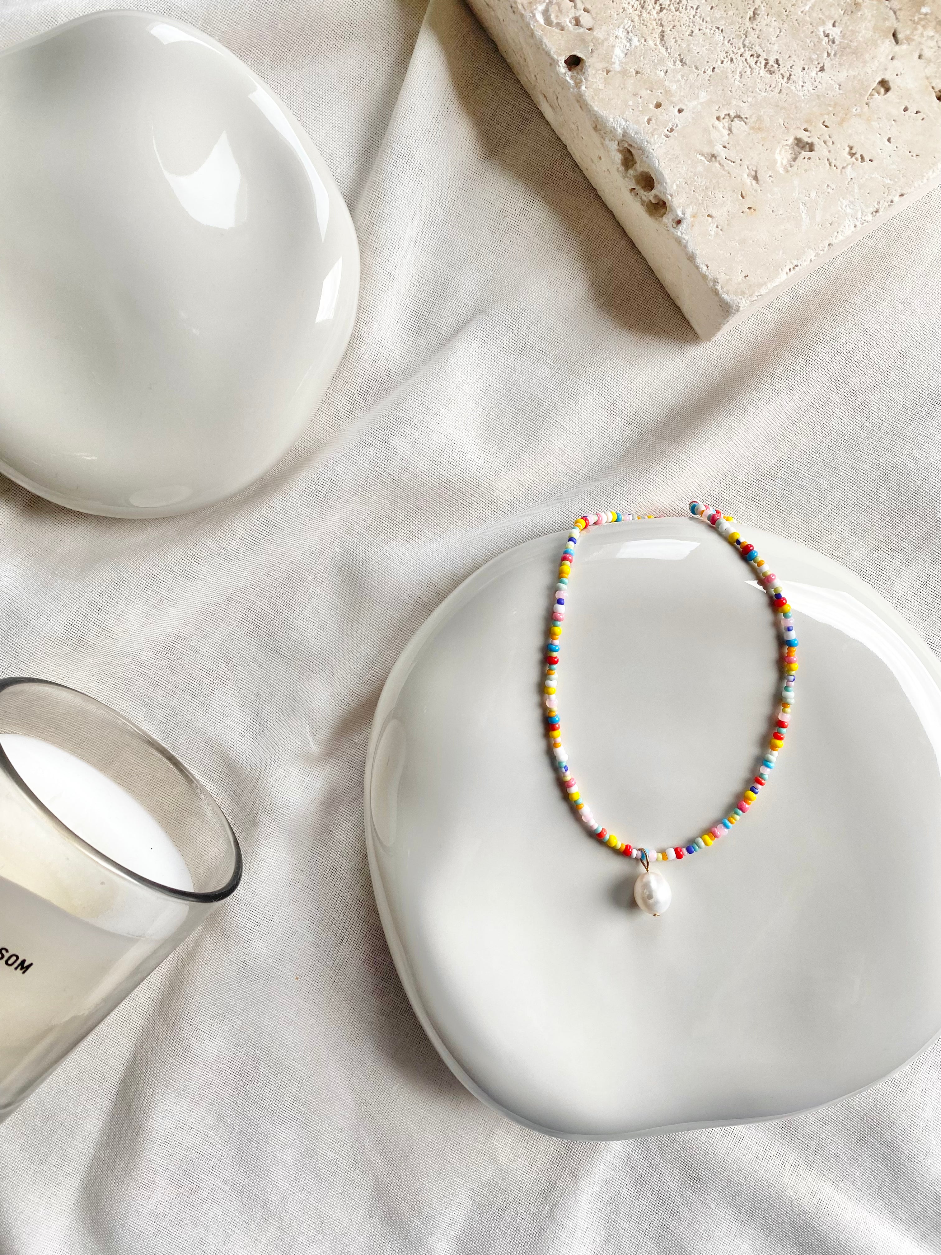 Leni Necklace | Bunte Kette mit Rocailles und Süßwasserperlen-Anhänger