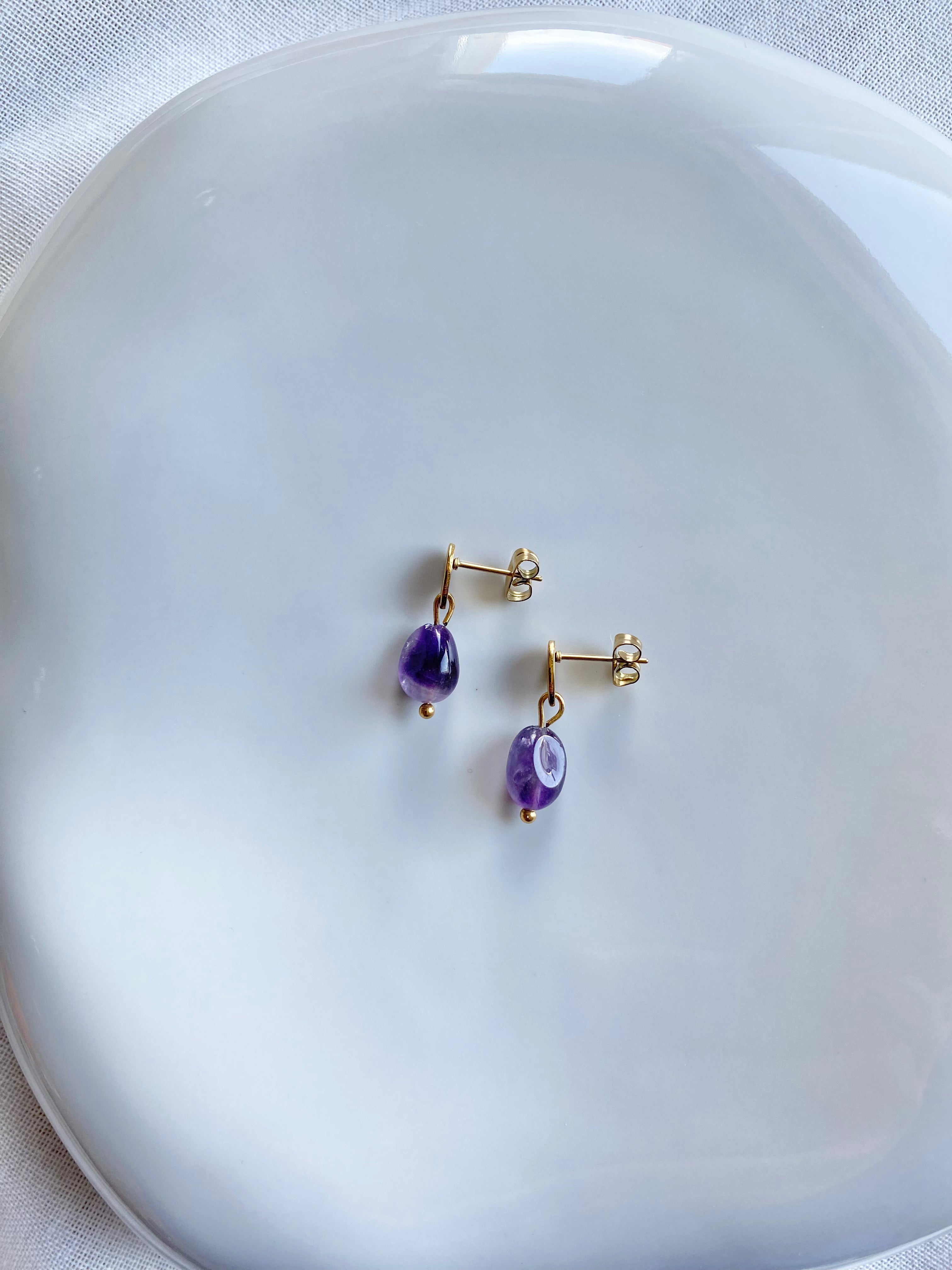 Sample Sale Goldener Stecker mit Amethyst-Anhänger