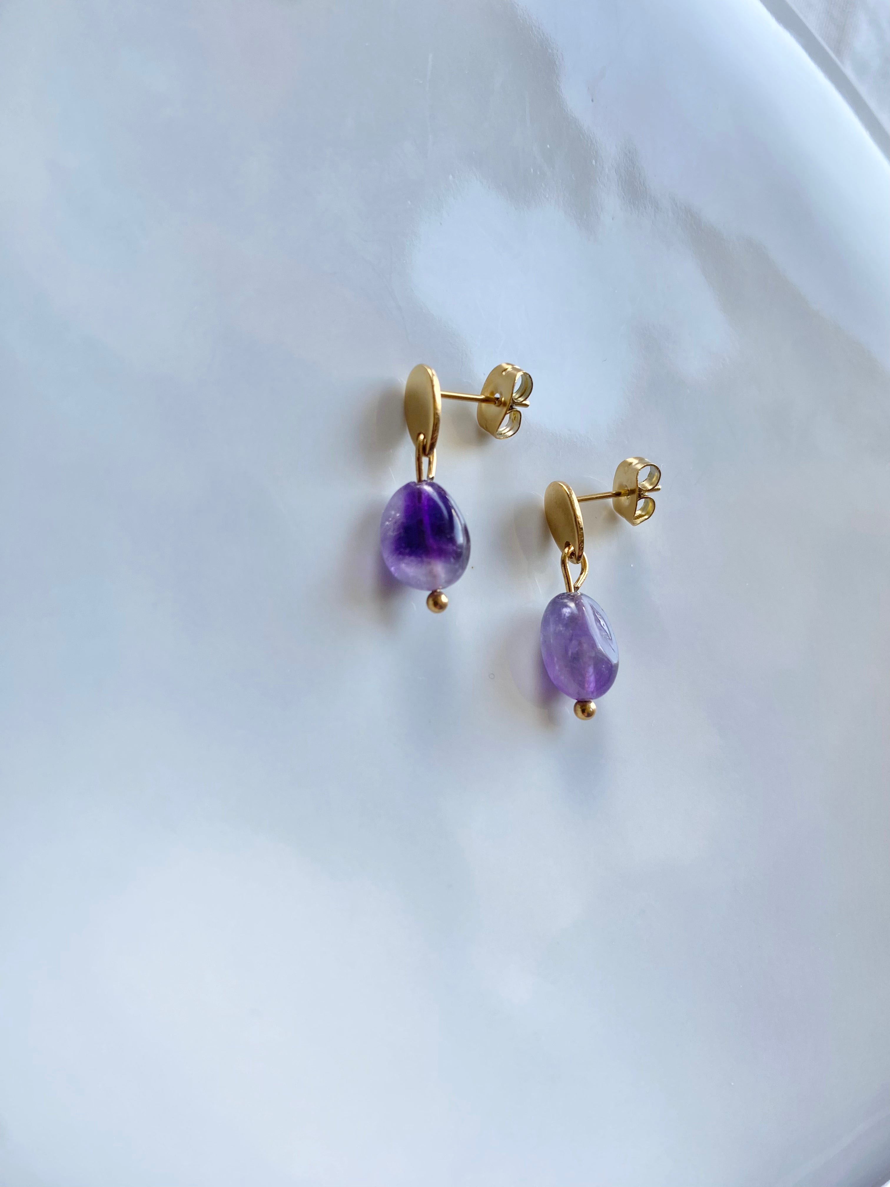 Sample Sale Goldener Stecker mit Amethyst-Anhänger