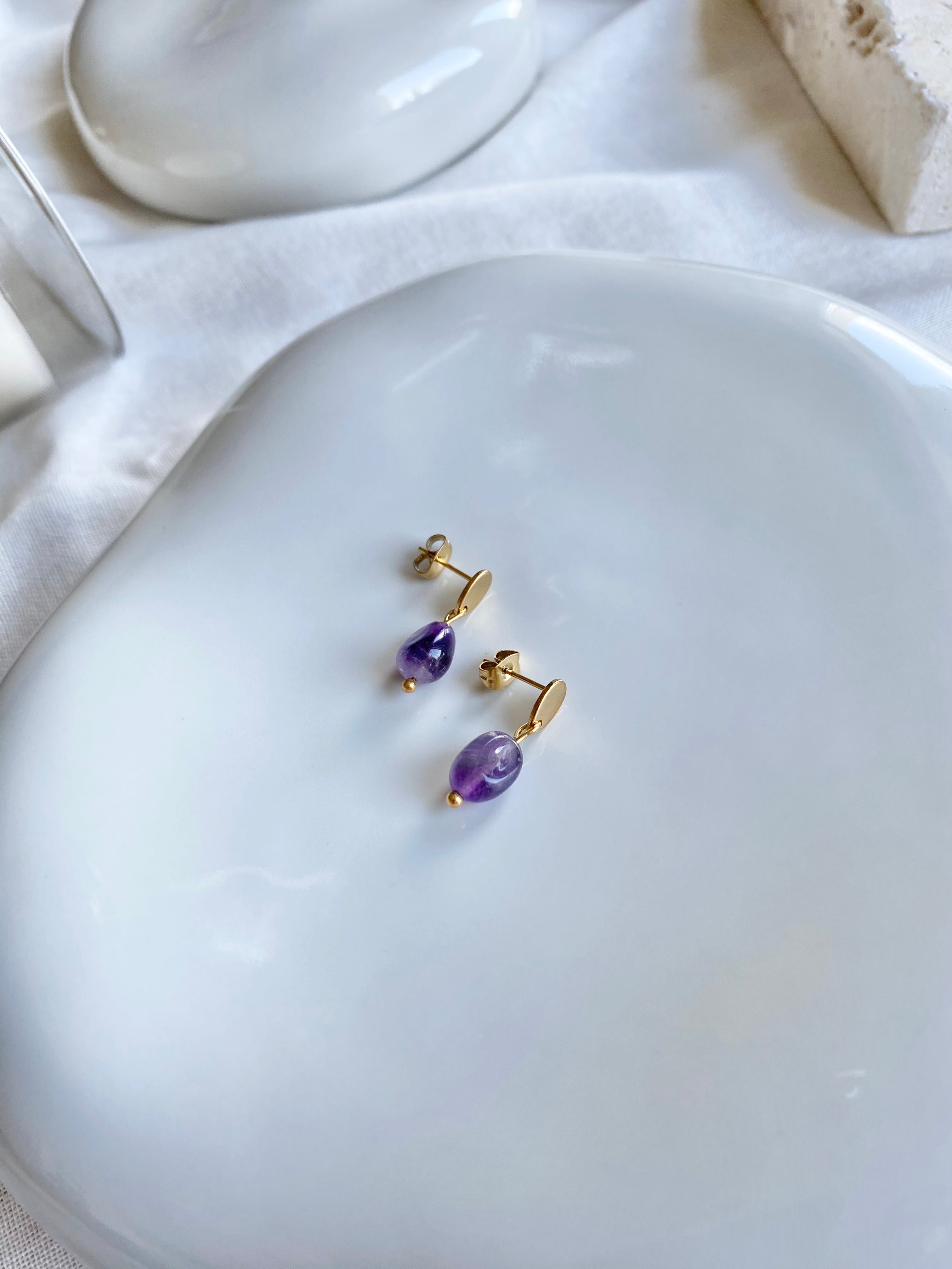 Sample Sale Goldener Stecker mit Amethyst-Anhänger