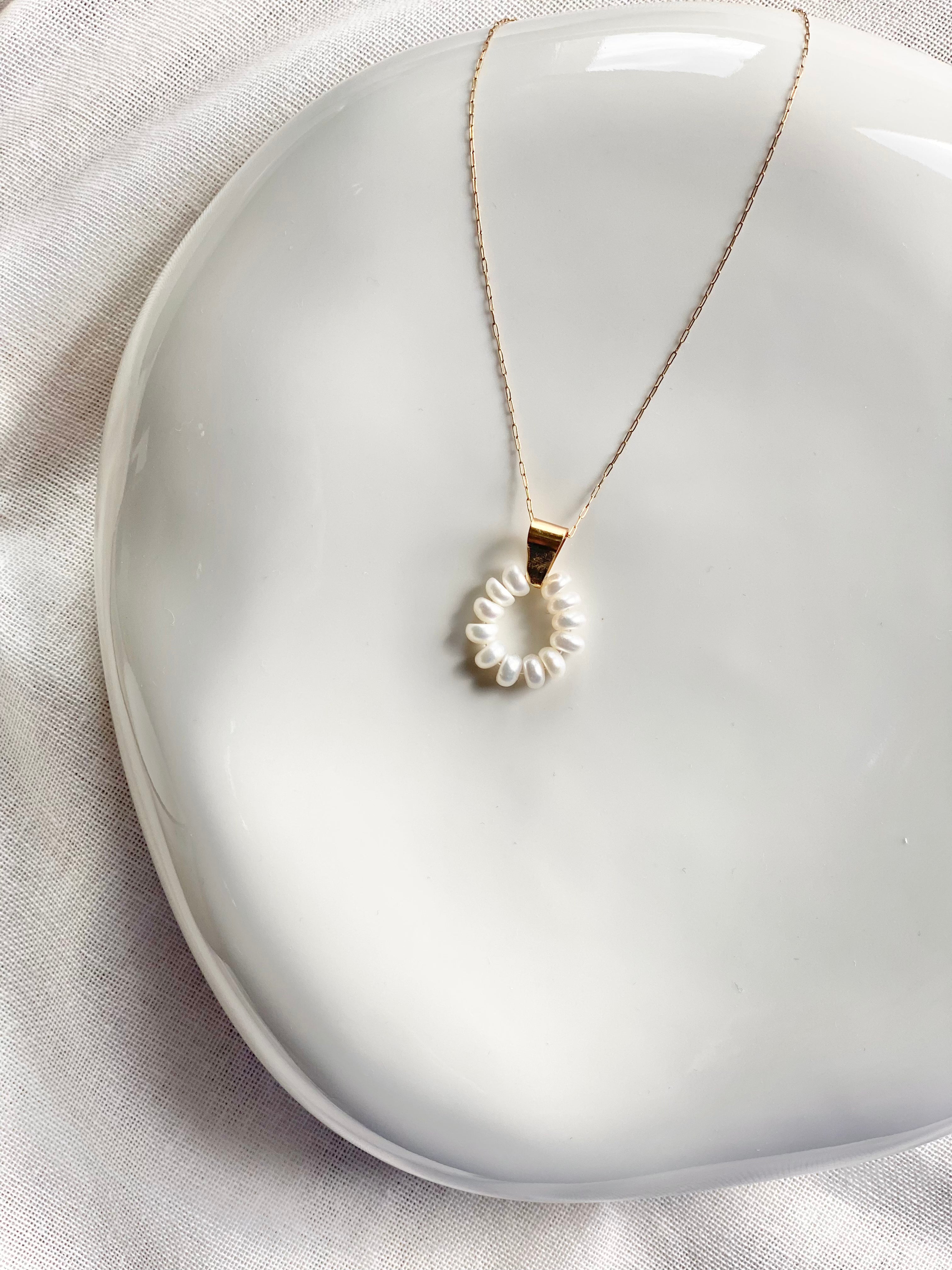 Daisy Necklace | Feine Goldkette mit rundem Perlenanhänger