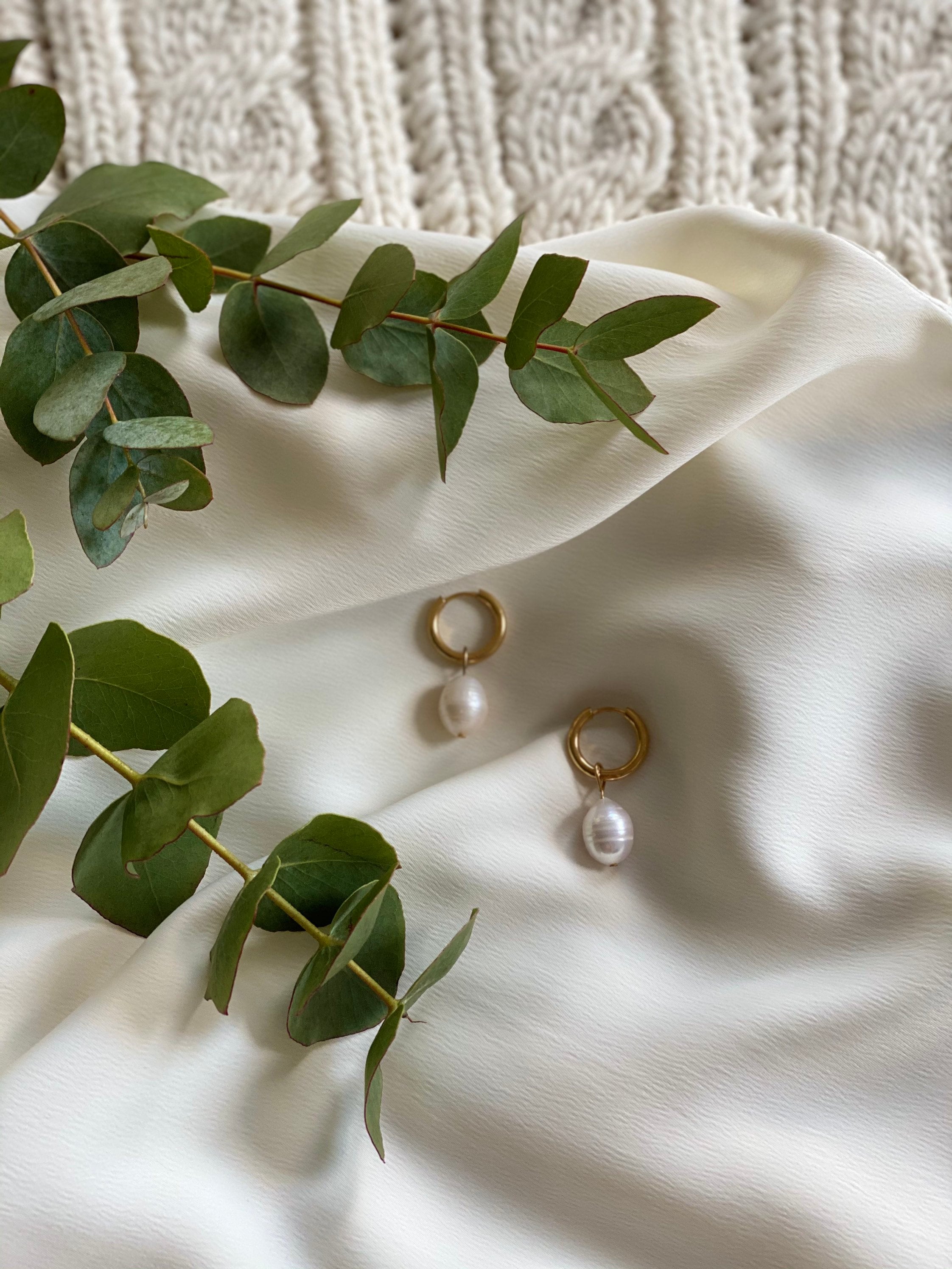 Olivia Earrings | Creolen mit Perlen-Anhänger