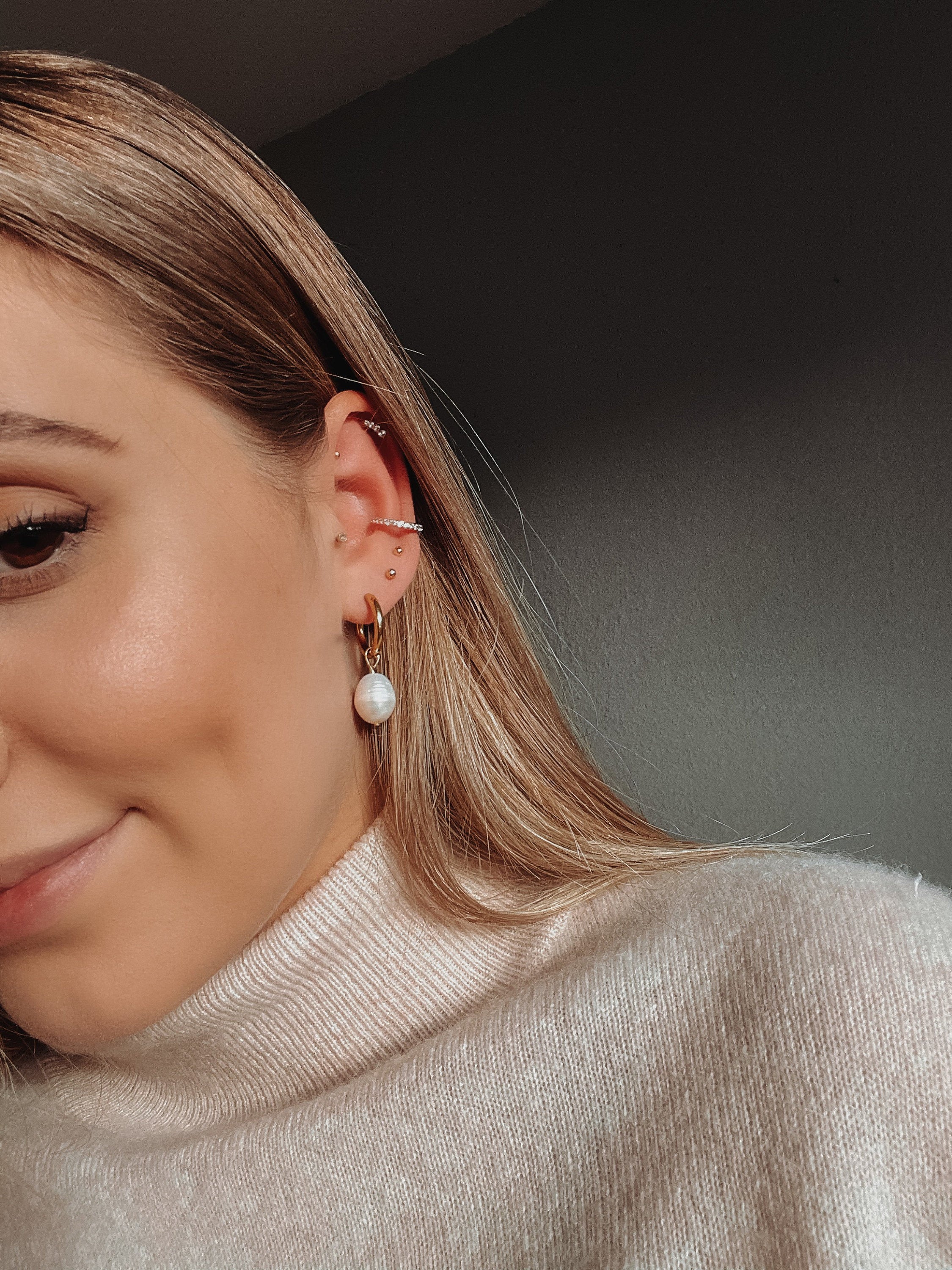 Olivia Earrings | Creolen mit Perlen-Anhänger