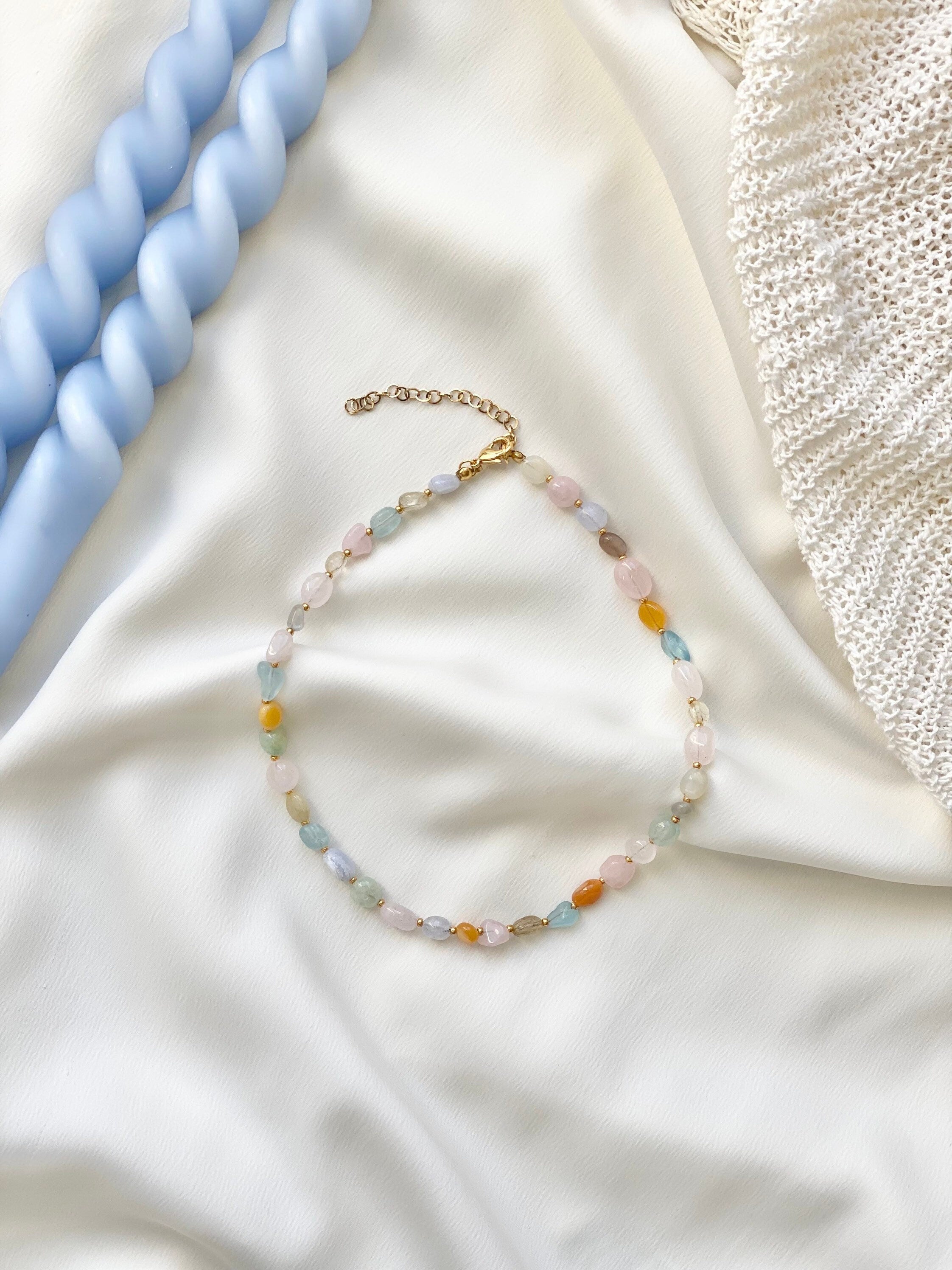 Tova Necklace | Pastellfarbene Edelsteinkette